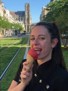 employé de Dallet mangeant une glace