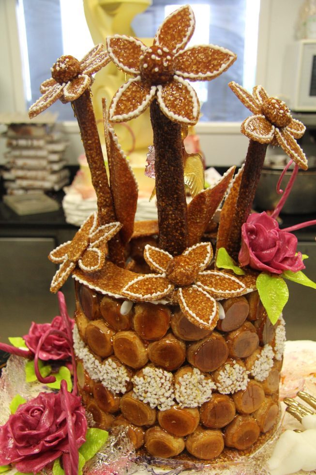 gâteau d'anniversaire avec des formes de fleurs