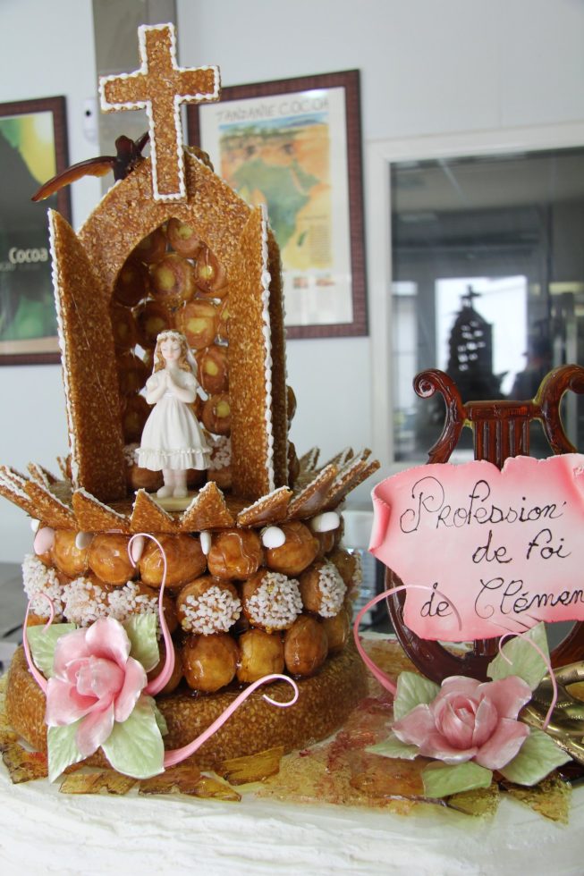 gâteau pièce monté avec une chapelle