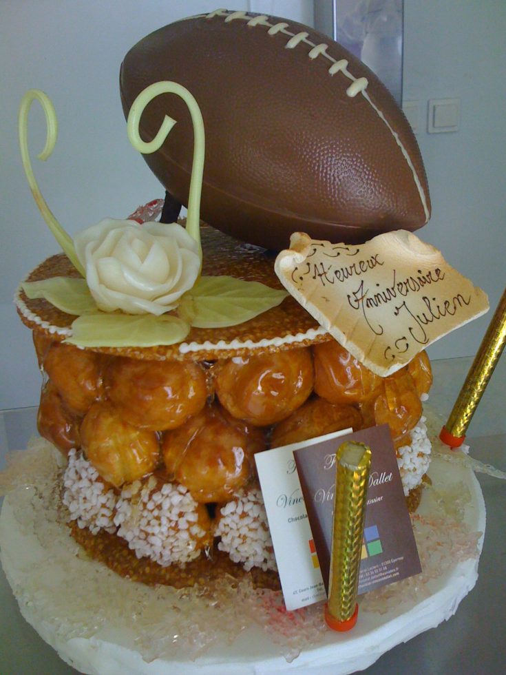 gâteau avec un ballon de rugby en chocolat
